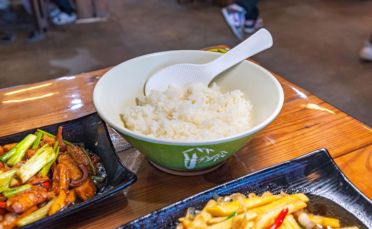 【南投埔里美食推薦】七里香甕仔雞(日月潭店)開箱!2026超平價南投聚餐秘境,3000爽吃七菜一湯,招牌脆皮甕仔雞多汁超有料,這波真的無雷! 186 【南投埔里美食推薦】七里香甕仔雞(日月潭店)開箱!2026超平價南投聚餐秘境,3000爽吃七菜一湯,招牌脆皮甕仔雞多汁超有料,這波真的無雷! 185