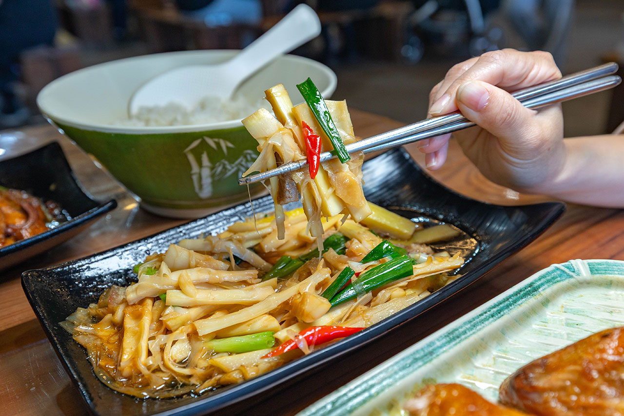 【南投埔里美食推薦】七里香甕仔雞(日月潭店)開箱!2026超平價南投聚餐秘境,3000爽吃七菜一湯,招牌脆皮甕仔雞多汁超有料,這波真的無雷! 164 【南投埔里美食推薦】七里香甕仔雞(日月潭店)開箱!2026超平價南投聚餐秘境,3000爽吃七菜一湯,招牌脆皮甕仔雞多汁超有料,這波真的無雷! 163