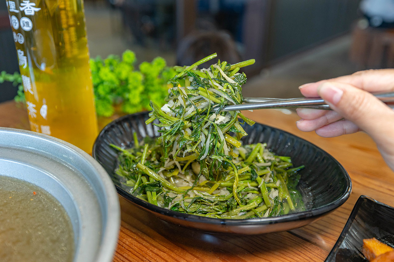 【南投埔里美食推薦】七里香甕仔雞（日月潭店）開箱！2026超平價南投聚餐秘境，3000爽吃七菜一湯，招牌脆皮甕仔雞多汁超有料，這波真的無雷！ 179