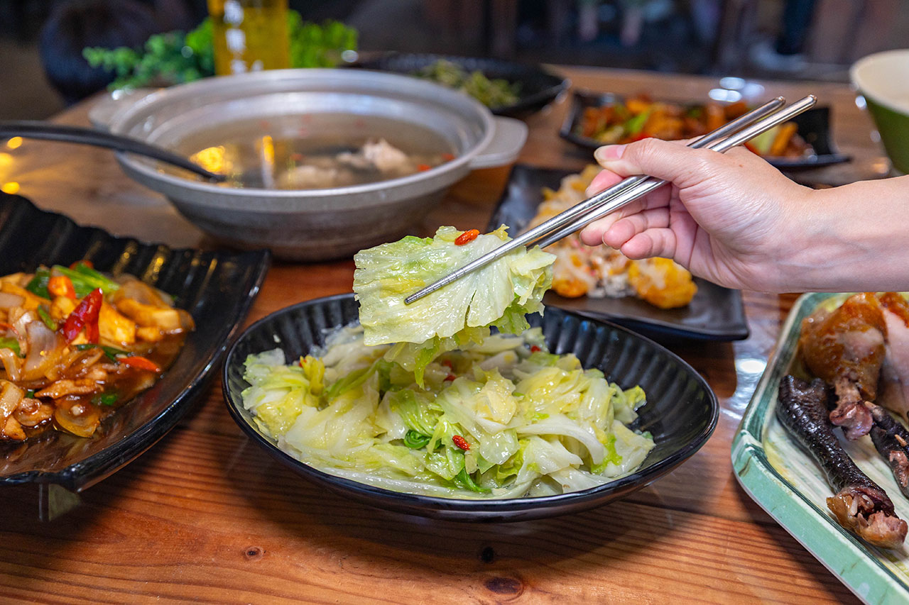 【南投埔里美食推薦】七里香甕仔雞（日月潭店）開箱！2026超平價南投聚餐秘境，3000爽吃七菜一湯，招牌脆皮甕仔雞多汁超有料，這波真的無雷！ 171