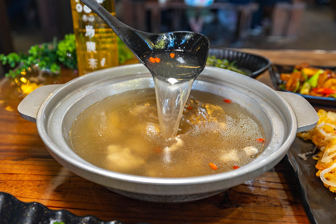 【南投埔里美食推薦】七里香甕仔雞(日月潭店)開箱!2026超平價南投聚餐秘境,3000爽吃七菜一湯,招牌脆皮甕仔雞多汁超有料,這波真的無雷! 184 【南投埔里美食推薦】七里香甕仔雞(日月潭店)開箱!2026超平價南投聚餐秘境,3000爽吃七菜一湯,招牌脆皮甕仔雞多汁超有料,這波真的無雷! 183