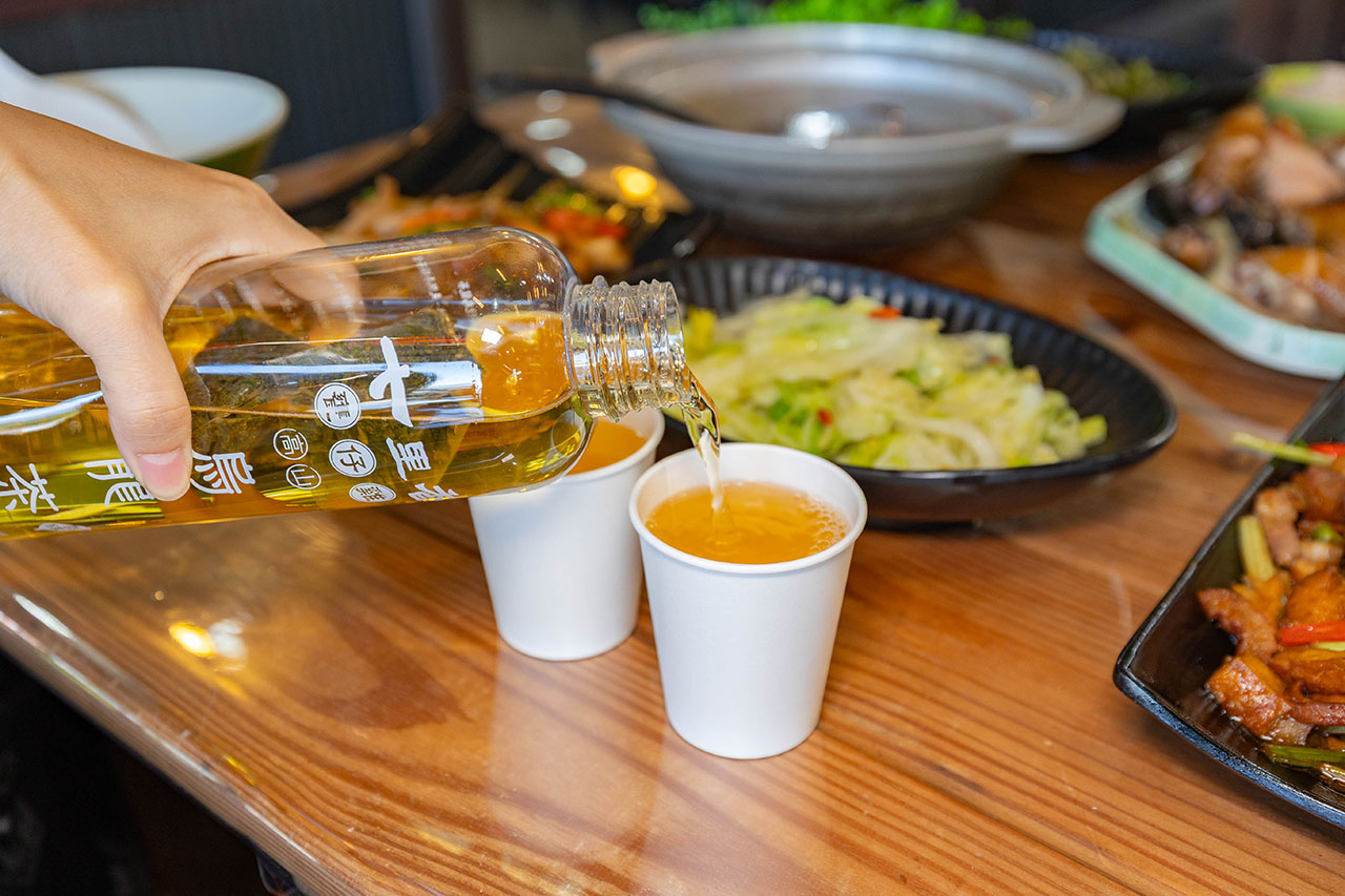 【南投埔里美食推薦】七里香甕仔雞(日月潭店)開箱!2026超平價南投聚餐秘境,3000爽吃七菜一湯,招牌脆皮甕仔雞多汁超有料,這波真的無雷! 190 【南投埔里美食推薦】七里香甕仔雞(日月潭店)開箱!2026超平價南投聚餐秘境,3000爽吃七菜一湯,招牌脆皮甕仔雞多汁超有料,這波真的無雷! 189