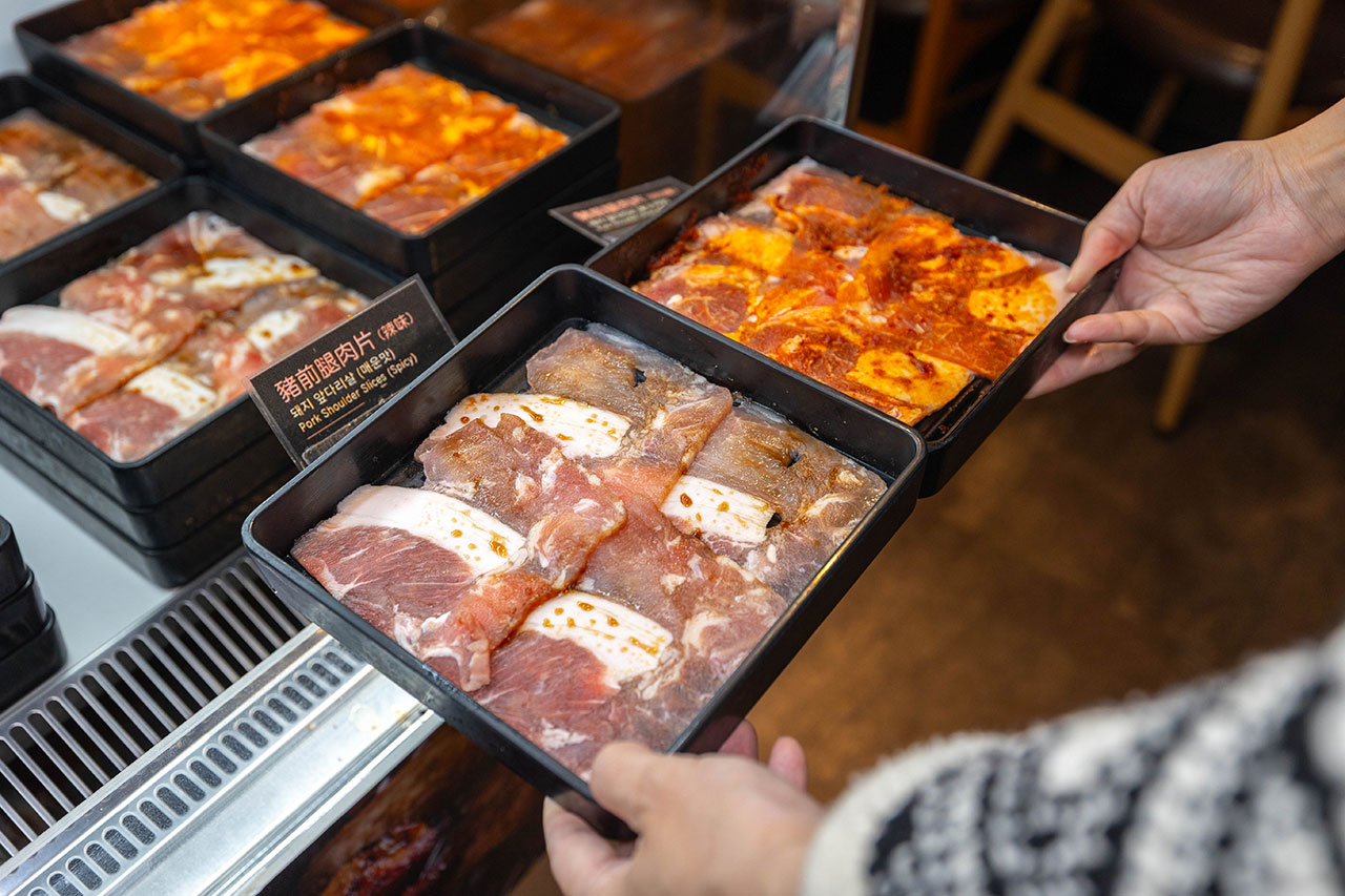 【西門町美食推薦】阿豬媽아줌마韓式烤肉吃到飽西門店，469起超狂近40多種食材自助吧吃到飽，2026台北萬華美食推薦，CP值爆表！ 243