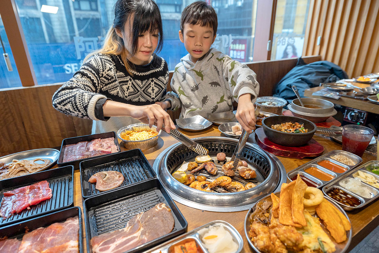 【西門町美食推薦】阿豬媽아줌마韓式烤肉吃到飽西門店，469起超狂近40多種食材自助吧吃到飽，2026台北萬華美食推薦，CP值爆表！ 281