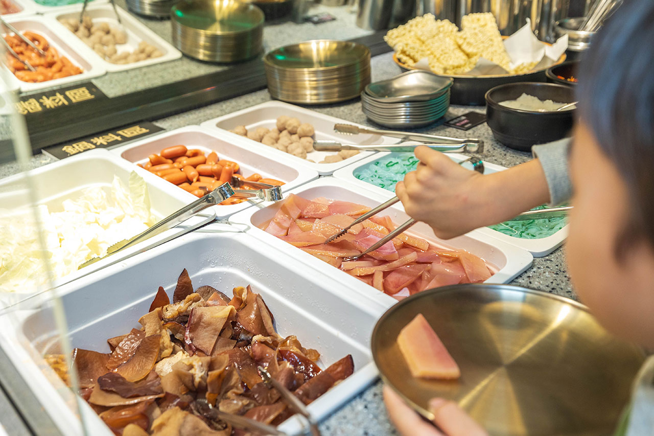 【2026台北西門町美食推薦】江陵阿嬤 x 甩鍋雞雙品牌韓式料理吃到飽｜50樣美食自助吧韓式料理吃到爽，西門町唐吉訶德4F美食推薦，台北萬華區吃到飽推薦 21