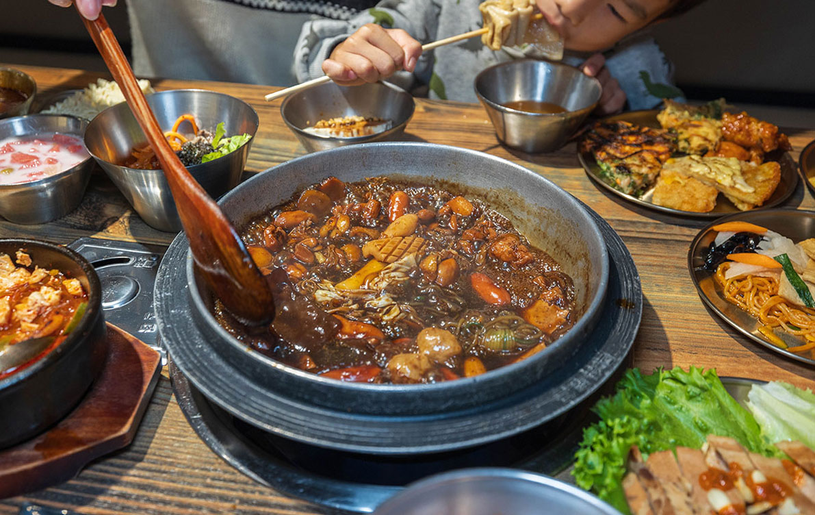 【2026台北西門町美食推薦】江陵阿嬤 x 甩鍋雞雙品牌韓式料理吃到飽｜50樣美食自助吧韓式料理吃到爽，西門町唐吉訶德4F美食推薦，台北萬華區吃到飽推薦 27