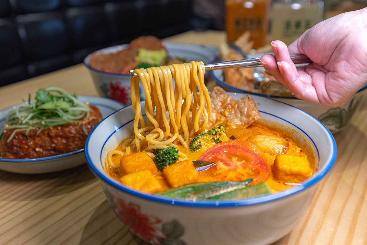 【2026台中北屯美食推薦】熱浪小島南洋蔬食，檳城白咖哩、銷魂排燒飯，自家種植南洋香料風味超頂，連肉食控都會一吃上癮！ 149