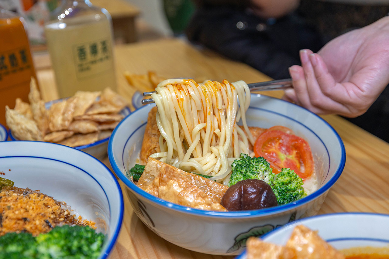 【2026台中北屯美食推薦】熱浪小島南洋蔬食，檳城白咖哩、銷魂排燒飯，自家種植南洋香料風味超頂，連肉食控都會一吃上癮！ 141