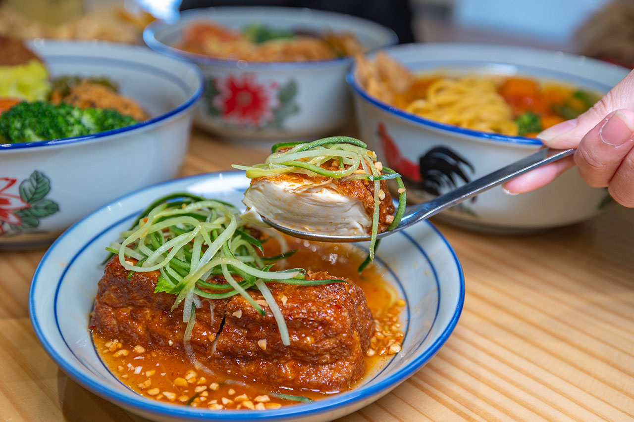 【2026台中北屯美食推薦】熱浪小島南洋蔬食，檳城白咖哩、銷魂排燒飯，自家種植南洋香料風味超頂，連肉食控都會一吃上癮！ 165