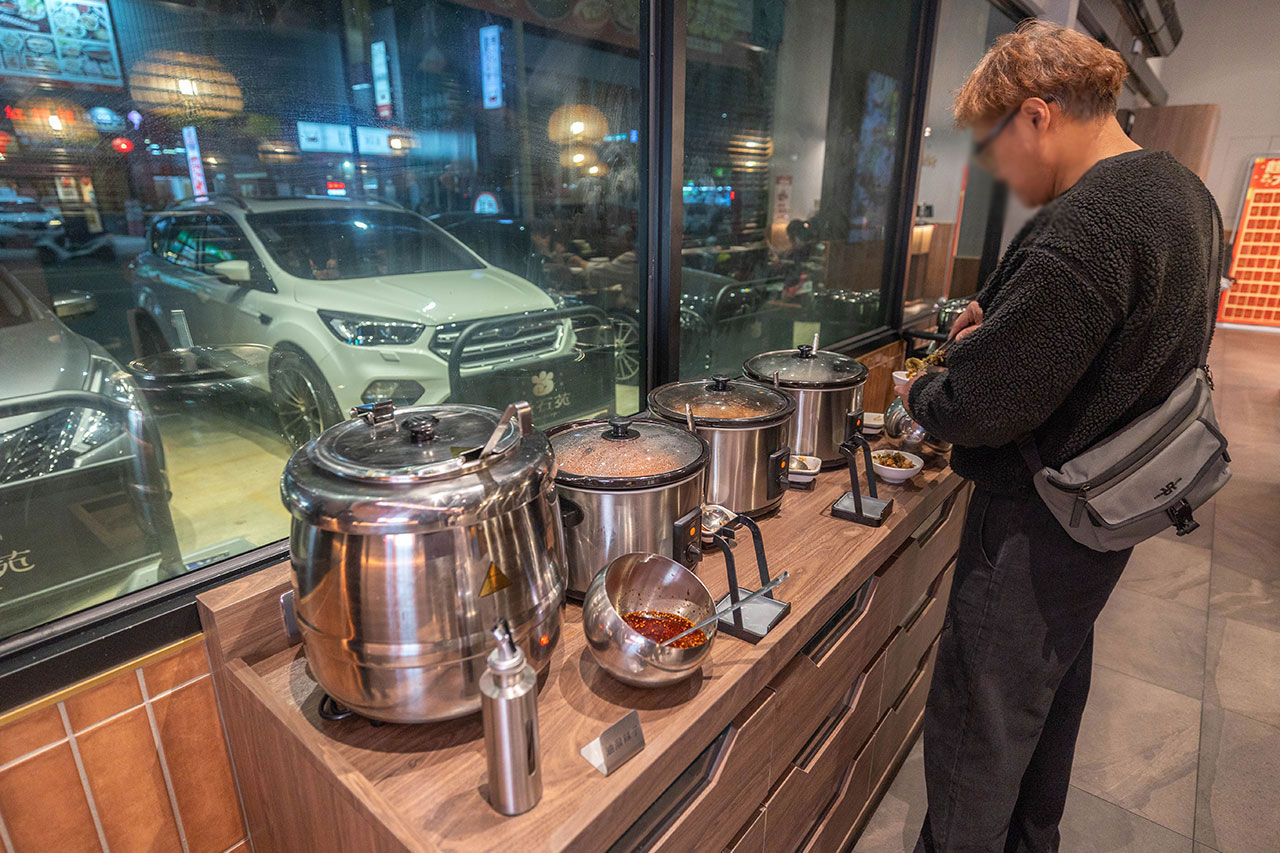 尚石苑石頭火鍋太平店｜台中超推火鍋吃到飽40種配料無限自助吧，台味特色美食滷肉飯、麵線糊、牛肉丼多種美食吃到爽2026台中太平美食推薦 19