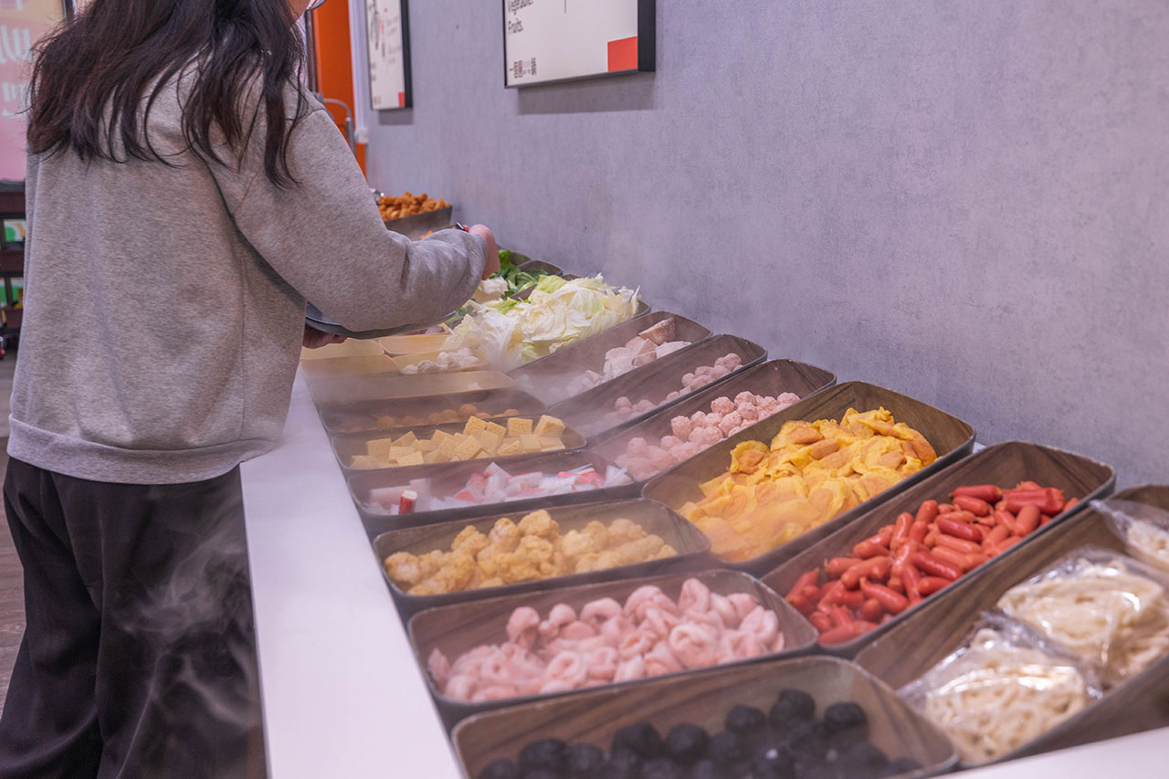 一個圓鍋｜台南超狂499起吃到飽火鍋，牛豬雞海鮮甜點剉冰近80樣自助吧美食，讓你一次吃到飽，必吃2026台南北區美食推薦 789