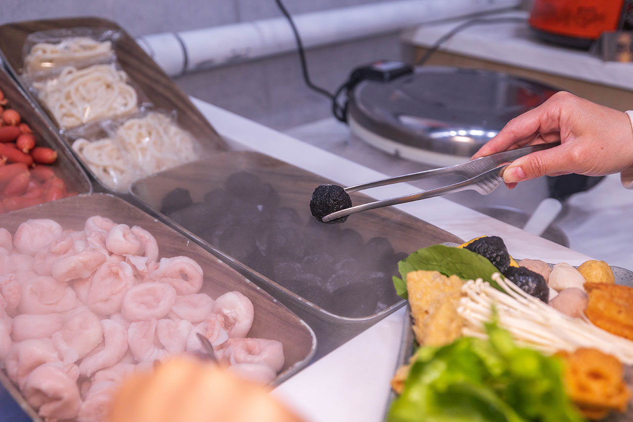 一個圓鍋｜台南超狂499起吃到飽火鍋，牛豬雞海鮮甜點剉冰近80樣自助吧美食，讓你一次吃到飽，必吃2026台南北區美食推薦 791