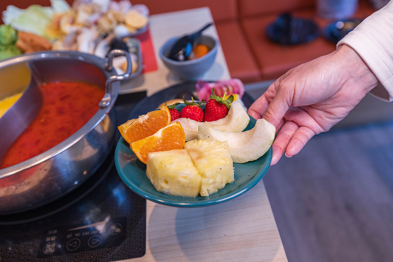 一個圓鍋｜台南超狂499起吃到飽火鍋，牛豬雞海鮮甜點剉冰近80樣自助吧美食，讓你一次吃到飽，必吃2026台南北區美食推薦 848