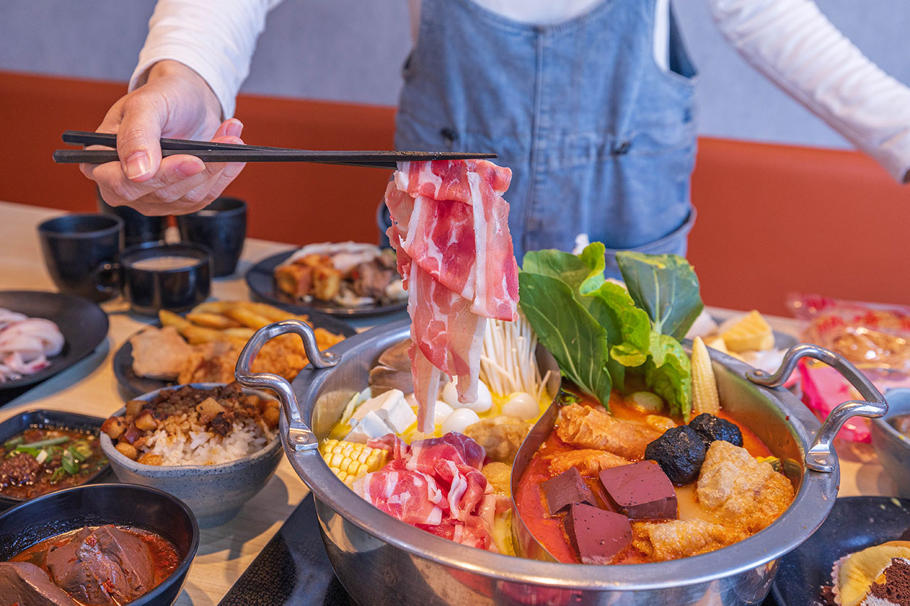 一個圓鍋｜台南超狂499起吃到飽火鍋，牛豬雞海鮮甜點剉冰近80樣自助吧美食，讓你一次吃到飽，必吃2026台南北區美食推薦 832