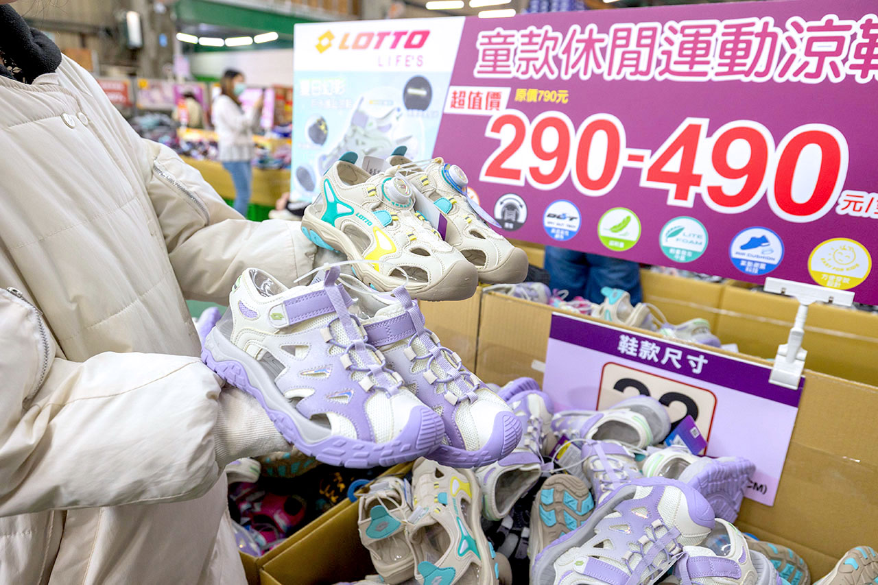 美力運動世界 台中中清特賣會開倉!童鞋、休閒鞋、戶外運動鞋早鳥全館下殺1折起,還有早鳥活動特賣金額再打8折,最新大雅鞋子特賣會報到! 42 美力運動世界 台中中清特賣會開倉!童鞋、休閒鞋、戶外運動鞋早鳥全館下殺1折起,還有早鳥活動特賣金額再打8折,最新大雅鞋子特賣會報到! 41