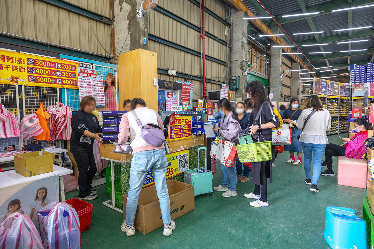 美力運動世界 台中中清特賣會開倉!童鞋、休閒鞋、戶外運動鞋早鳥全館下殺1折起,還有早鳥活動特賣金額再打8折,最新大雅鞋子特賣會報到! 156 美力運動世界 台中中清特賣會開倉!童鞋、休閒鞋、戶外運動鞋早鳥全館下殺1折起,還有早鳥活動特賣金額再打8折,最新大雅鞋子特賣會報到! 155