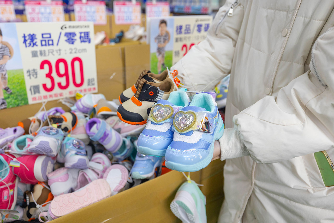 美力運動世界 台中中清特賣會開倉!童鞋、休閒鞋、戶外運動鞋早鳥全館下殺1折起,還有早鳥活動特賣金額再打8折,最新大雅鞋子特賣會報到! 20 美力運動世界 台中中清特賣會開倉!童鞋、休閒鞋、戶外運動鞋早鳥全館下殺1折起,還有早鳥活動特賣金額再打8折,最新大雅鞋子特賣會報到! 19