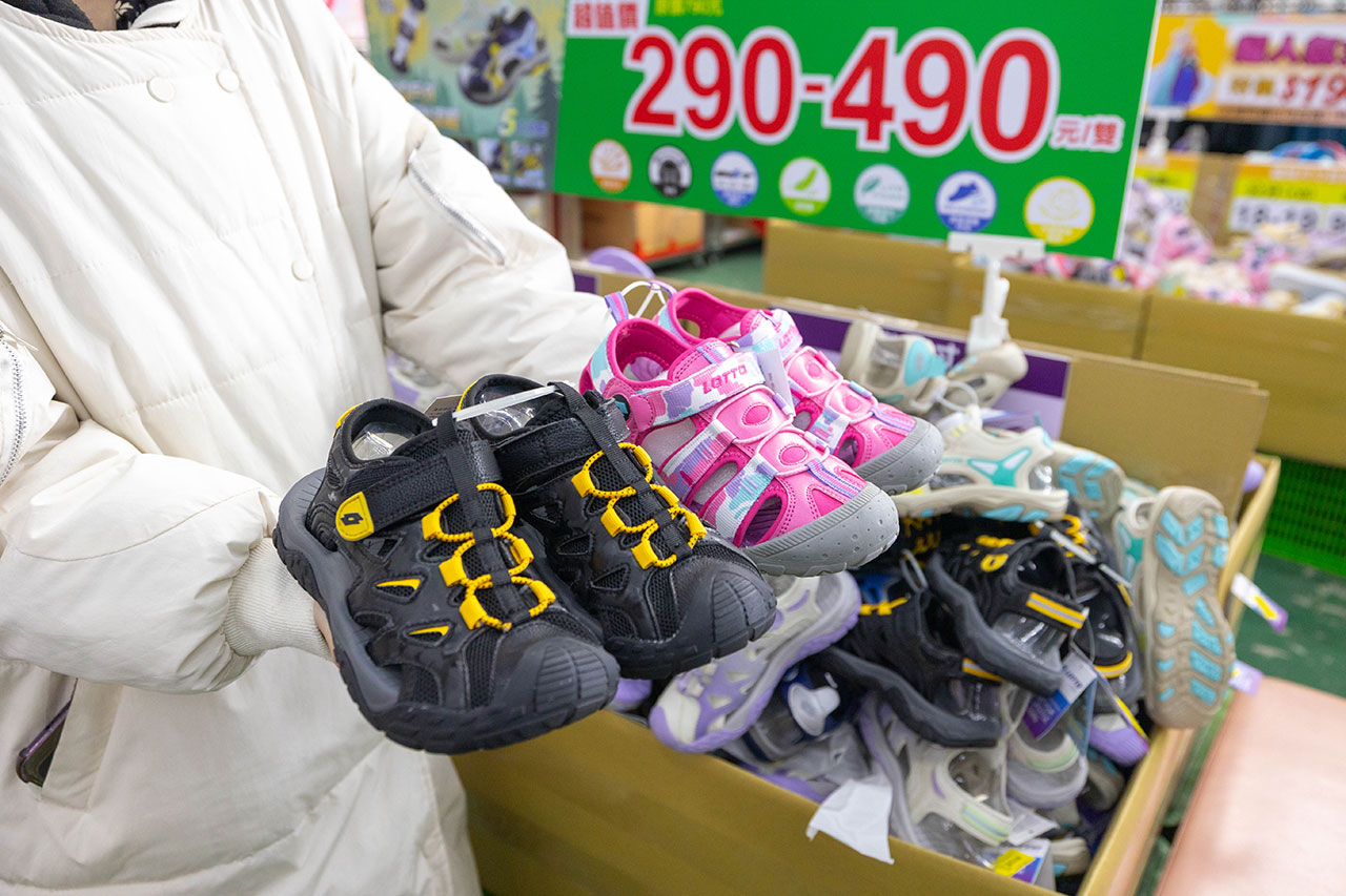 美力運動世界 台中中清特賣會開倉!童鞋、休閒鞋、戶外運動鞋早鳥全館下殺1折起,還有早鳥活動特賣金額再打8折,最新大雅鞋子特賣會報到! 40 美力運動世界 台中中清特賣會開倉!童鞋、休閒鞋、戶外運動鞋早鳥全館下殺1折起,還有早鳥活動特賣金額再打8折,最新大雅鞋子特賣會報到! 39