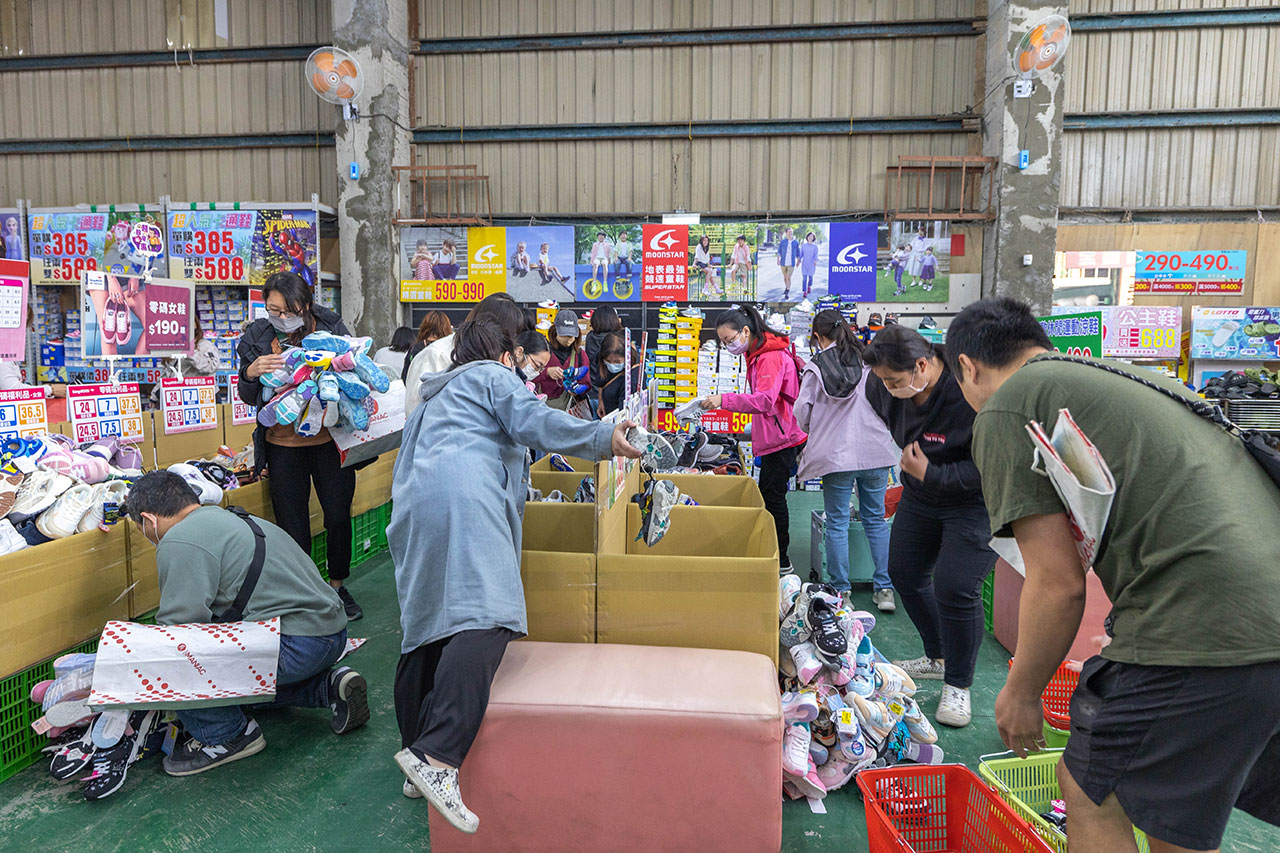 美力運動世界 台中中清特賣會開倉!童鞋、休閒鞋、戶外運動鞋早鳥全館下殺1折起,還有早鳥活動特賣金額再打8折,最新大雅鞋子特賣會報到! 18 美力運動世界 台中中清特賣會開倉!童鞋、休閒鞋、戶外運動鞋早鳥全館下殺1折起,還有早鳥活動特賣金額再打8折,最新大雅鞋子特賣會報到! 17