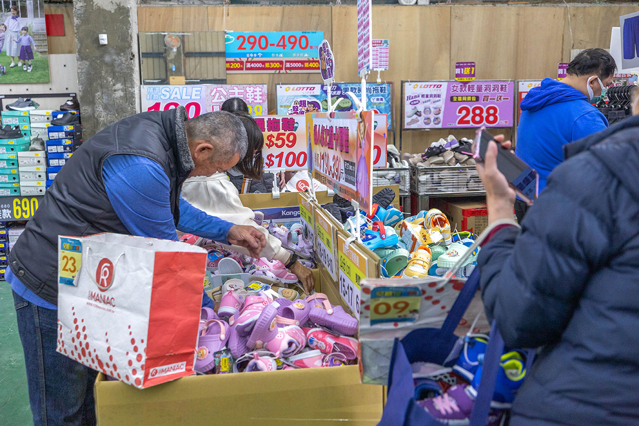 美力運動世界 台中中清特賣會開倉!童鞋、休閒鞋、戶外運動鞋早鳥全館下殺1折起,還有早鳥活動特賣金額再打8折,最新大雅鞋子特賣會報到! 30 美力運動世界 台中中清特賣會開倉!童鞋、休閒鞋、戶外運動鞋早鳥全館下殺1折起,還有早鳥活動特賣金額再打8折,最新大雅鞋子特賣會報到! 29