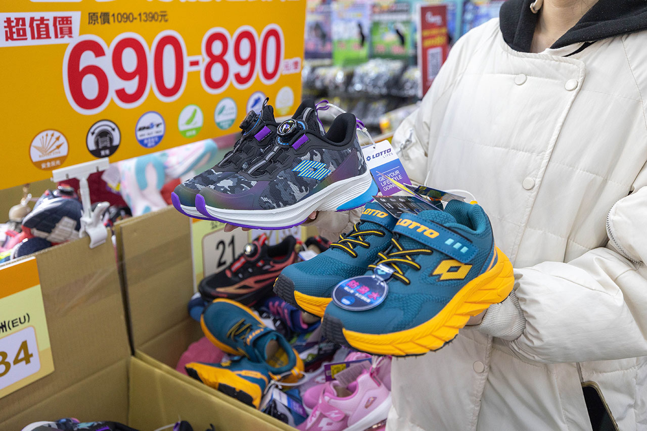 美力運動世界 台中中清特賣會開倉!童鞋、休閒鞋、戶外運動鞋早鳥全館下殺1折起,還有早鳥活動特賣金額再打8折,最新大雅鞋子特賣會報到! 48 美力運動世界 台中中清特賣會開倉!童鞋、休閒鞋、戶外運動鞋早鳥全館下殺1折起,還有早鳥活動特賣金額再打8折,最新大雅鞋子特賣會報到! 47