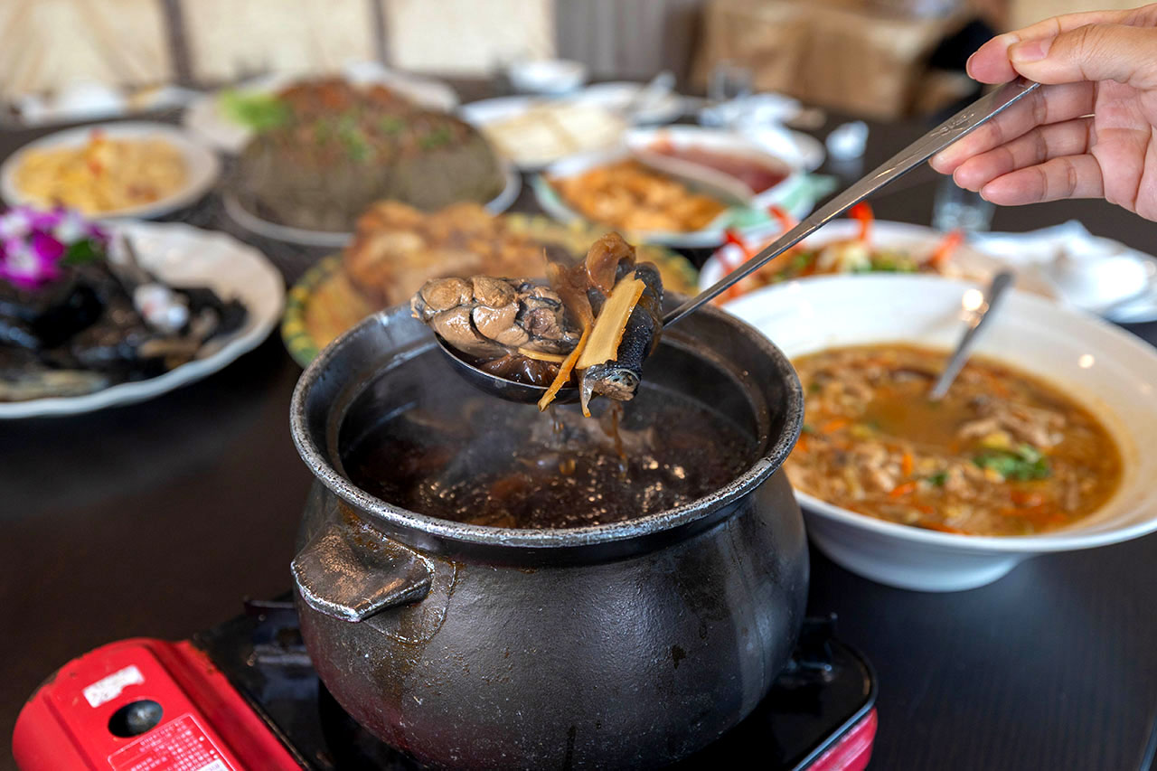 綠野山莊 花園餐廳，高雄隱藏版小火車送餐！爆汁鹽焗雞、超澎湃桌菜秘境，最新 2026 高雄合菜聚餐首選地圖 377