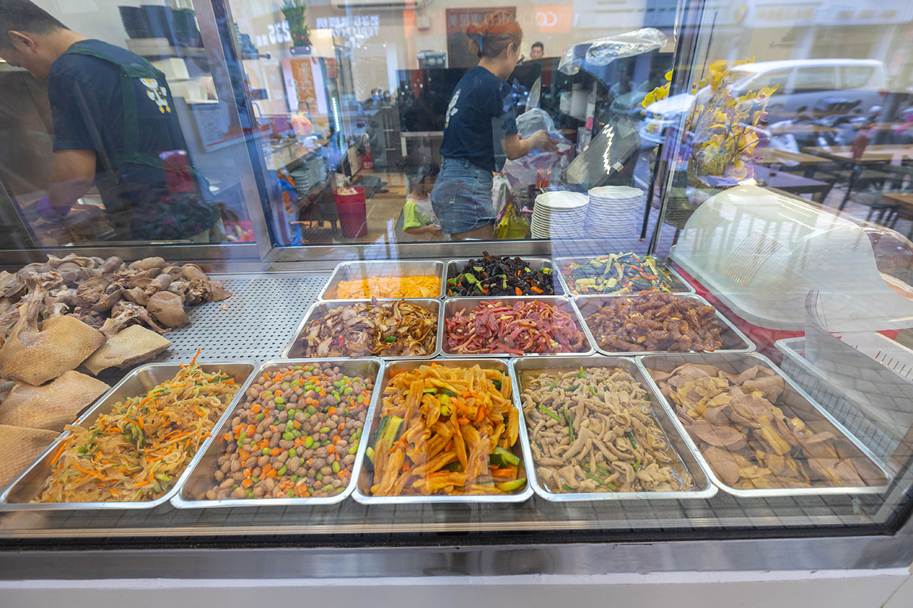 酉金鵝 興大店，最新台中美食報到！開幕期間全店 9 折起，超香無骨鵝肉飯、獨門涼拌小菜一吃上癮，必吃 2026 台中小吃推薦 11