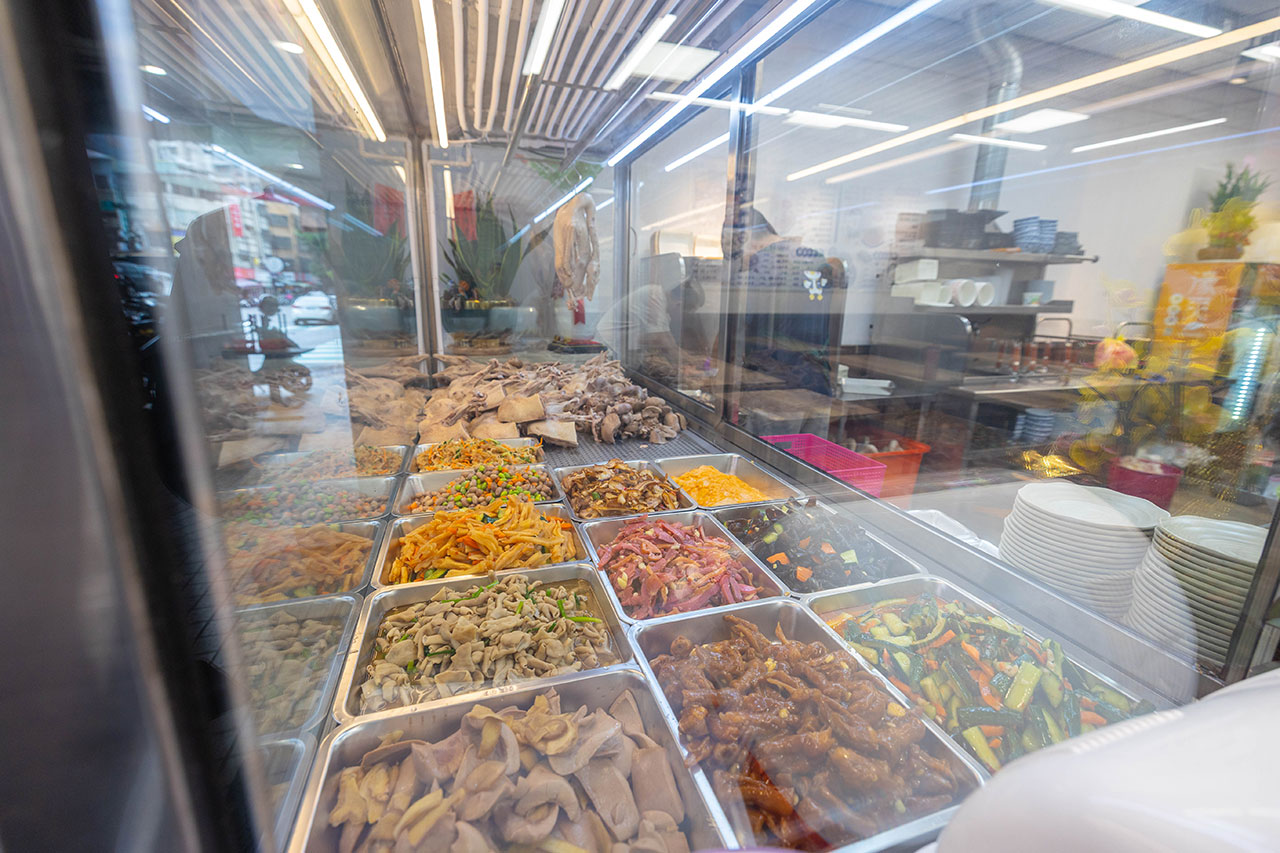 酉金鵝 興大店，最新台中美食報到！開幕期間全店 9 折起，超香無骨鵝肉飯、獨門涼拌小菜一吃上癮，必吃 2026 台中小吃推薦 13