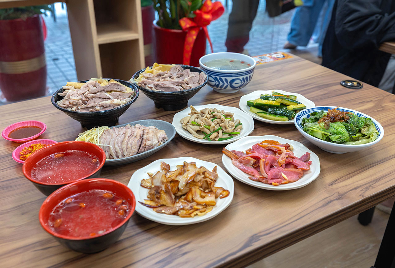 酉金鵝 興大店，最新台中美食報到！開幕期間全店 9 折起，超香無骨鵝肉飯、獨門涼拌小菜一吃上癮，必吃 2026 台中小吃推薦 57