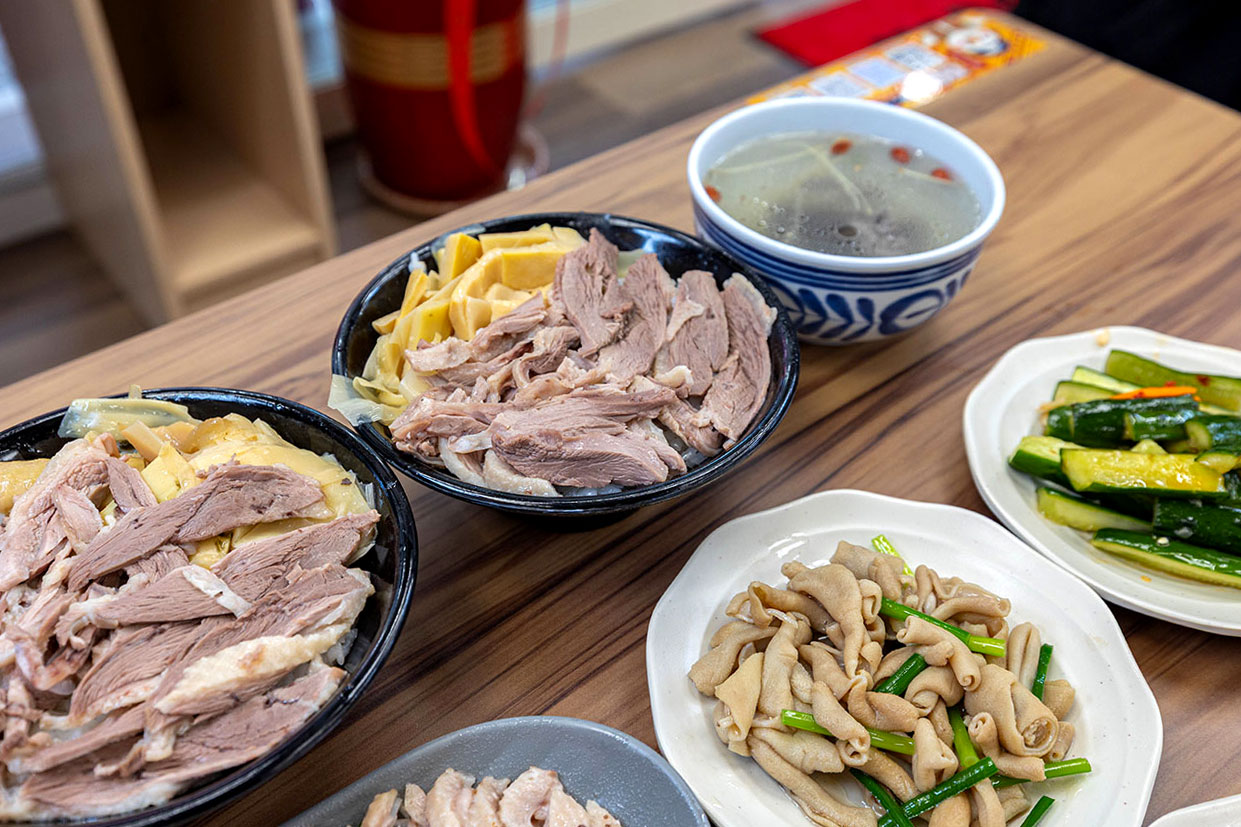 酉金鵝 興大店，最新台中美食報到！開幕期間全店 9 折起，超香無骨鵝肉飯、獨門涼拌小菜一吃上癮，必吃 2026 台中小吃推薦 17