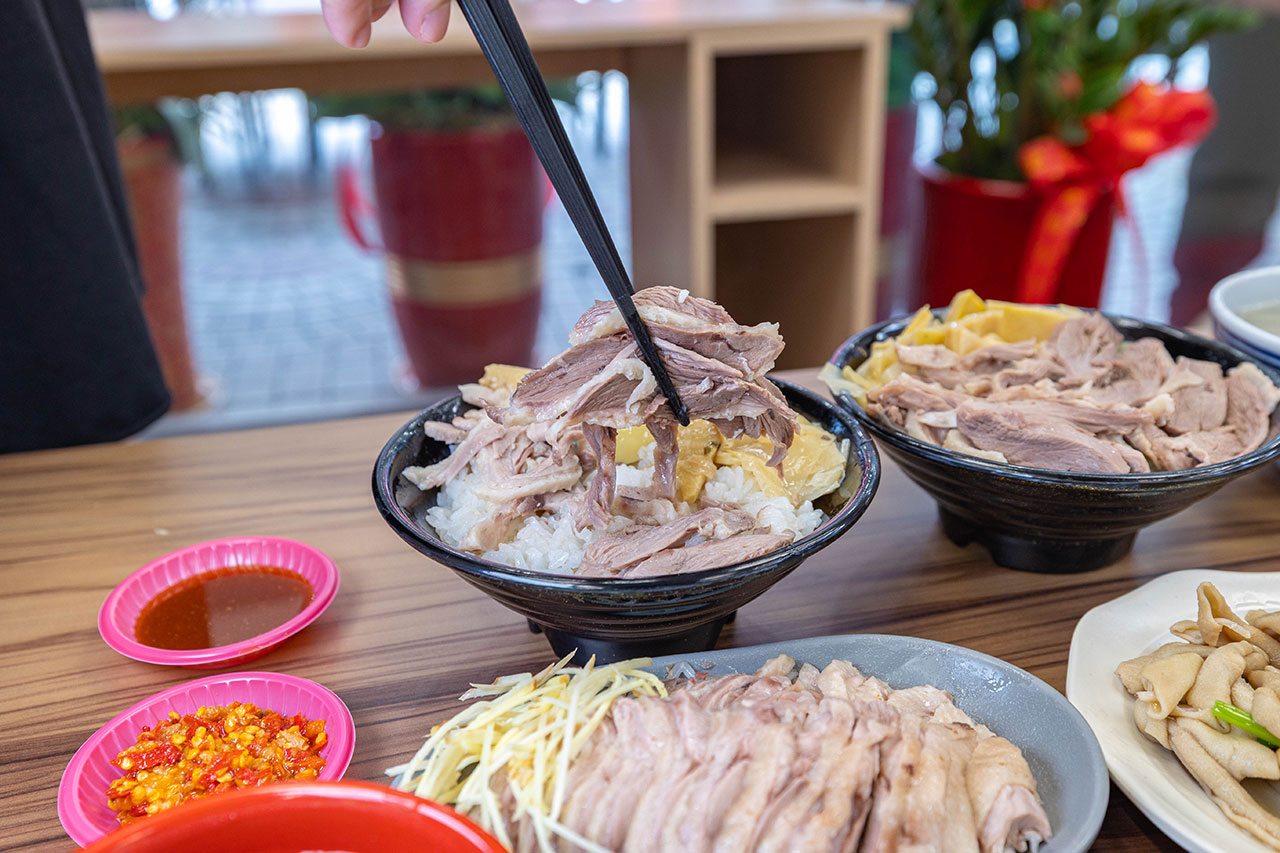 酉金鵝 興大店，最新台中美食報到！開幕期間全店 9 折起，超香無骨鵝肉飯、獨門涼拌小菜一吃上癮，必吃 2026 台中小吃推薦 19