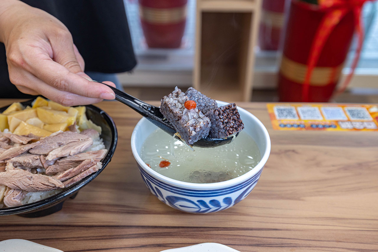 酉金鵝 興大店，最新台中美食報到！開幕期間全店 9 折起，超香無骨鵝肉飯、獨門涼拌小菜一吃上癮，必吃 2026 台中小吃推薦 51