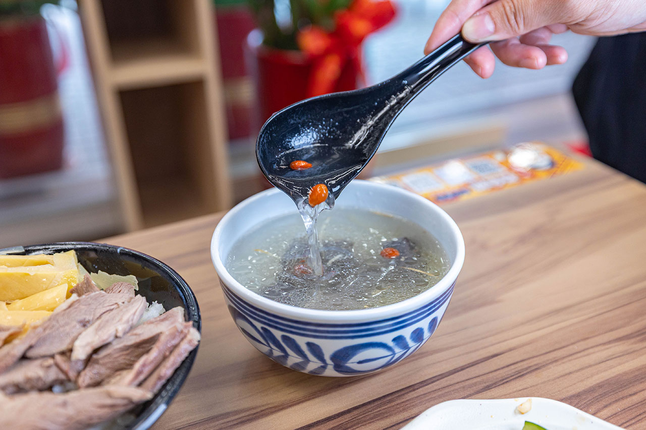 酉金鵝 興大店，最新台中美食報到！開幕期間全店 9 折起，超香無骨鵝肉飯、獨門涼拌小菜一吃上癮，必吃 2026 台中小吃推薦 53