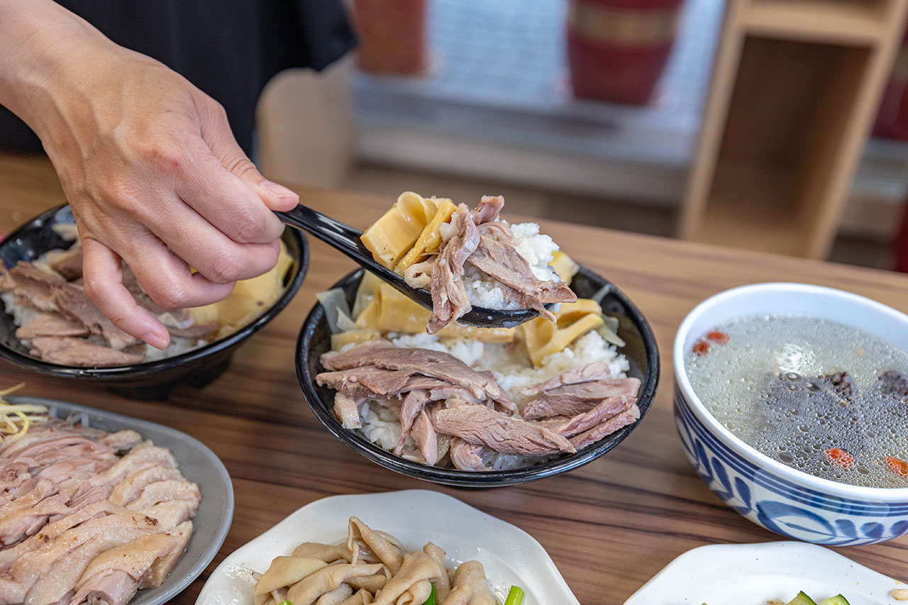 酉金鵝 興大店，最新台中美食報到！開幕期間全店 9 折起，超香無骨鵝肉飯、獨門涼拌小菜一吃上癮，必吃 2026 台中小吃推薦 23