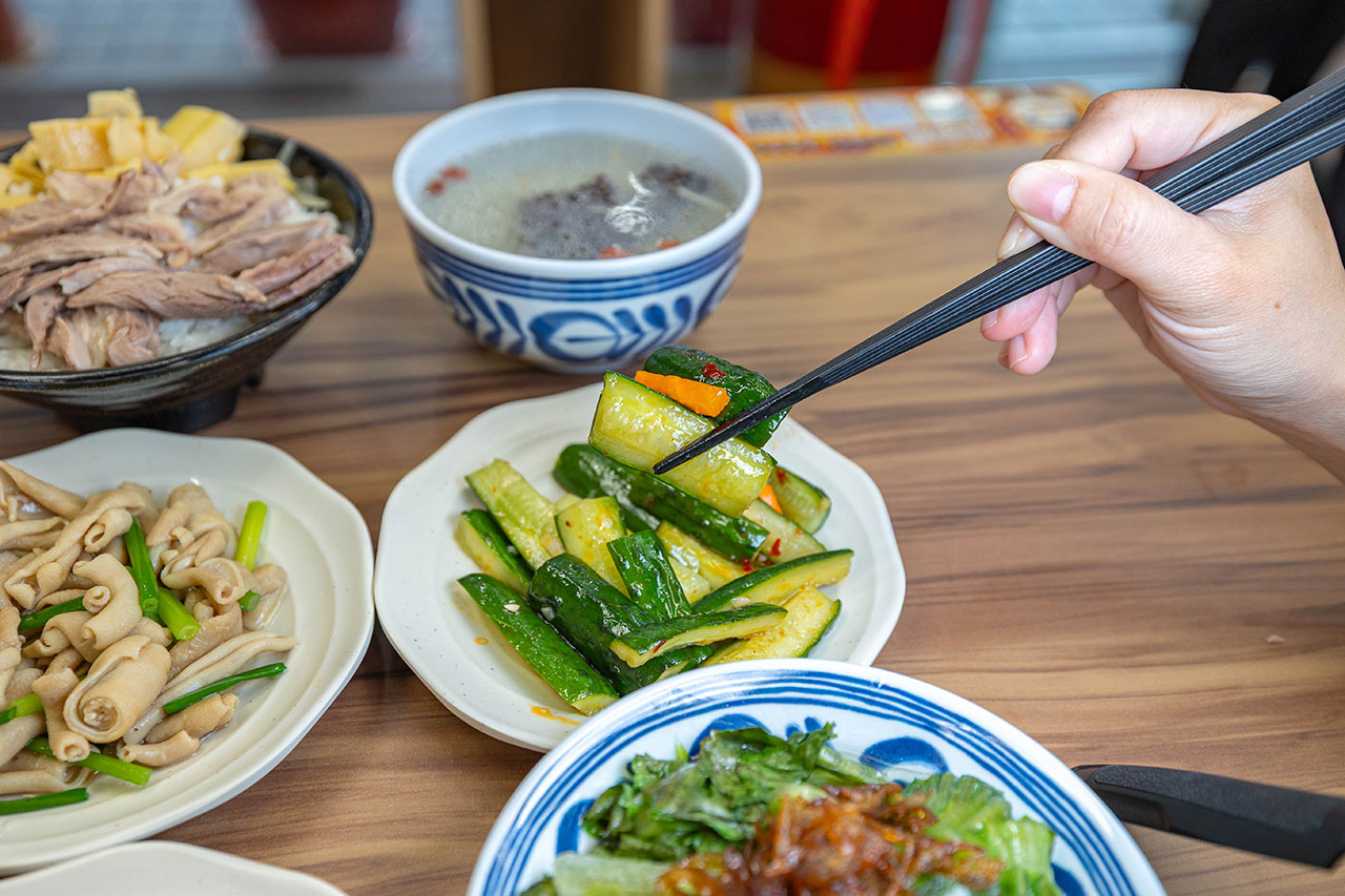 酉金鵝 興大店，最新台中美食報到！開幕期間全店 9 折起，超香無骨鵝肉飯、獨門涼拌小菜一吃上癮，必吃 2026 台中小吃推薦 47