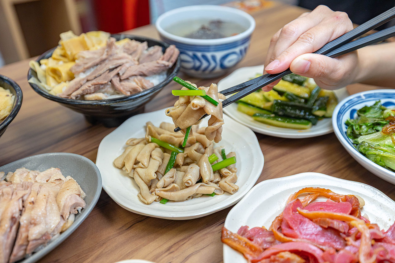 酉金鵝 興大店，最新台中美食報到！開幕期間全店 9 折起，超香無骨鵝肉飯、獨門涼拌小菜一吃上癮，必吃 2026 台中小吃推薦 45