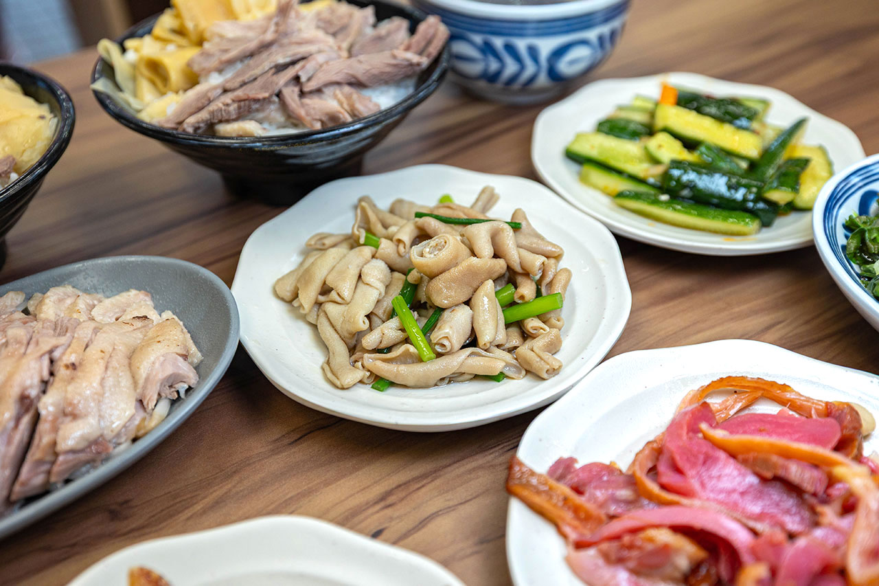 酉金鵝 興大店，最新台中美食報到！開幕期間全店 9 折起，超香無骨鵝肉飯、獨門涼拌小菜一吃上癮，必吃 2026 台中小吃推薦 43