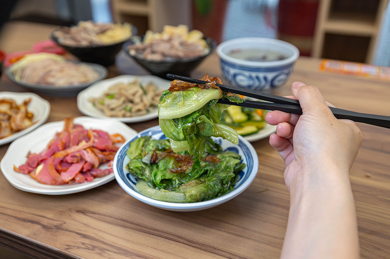 酉金鵝 興大店，最新台中美食報到！開幕期間全店 9 折起，超香無骨鵝肉飯、獨門涼拌小菜一吃上癮，必吃 2026 台中小吃推薦 49