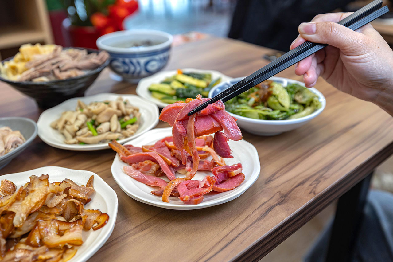 酉金鵝 興大店，最新台中美食報到！開幕期間全店 9 折起，超香無骨鵝肉飯、獨門涼拌小菜一吃上癮，必吃 2026 台中小吃推薦 41