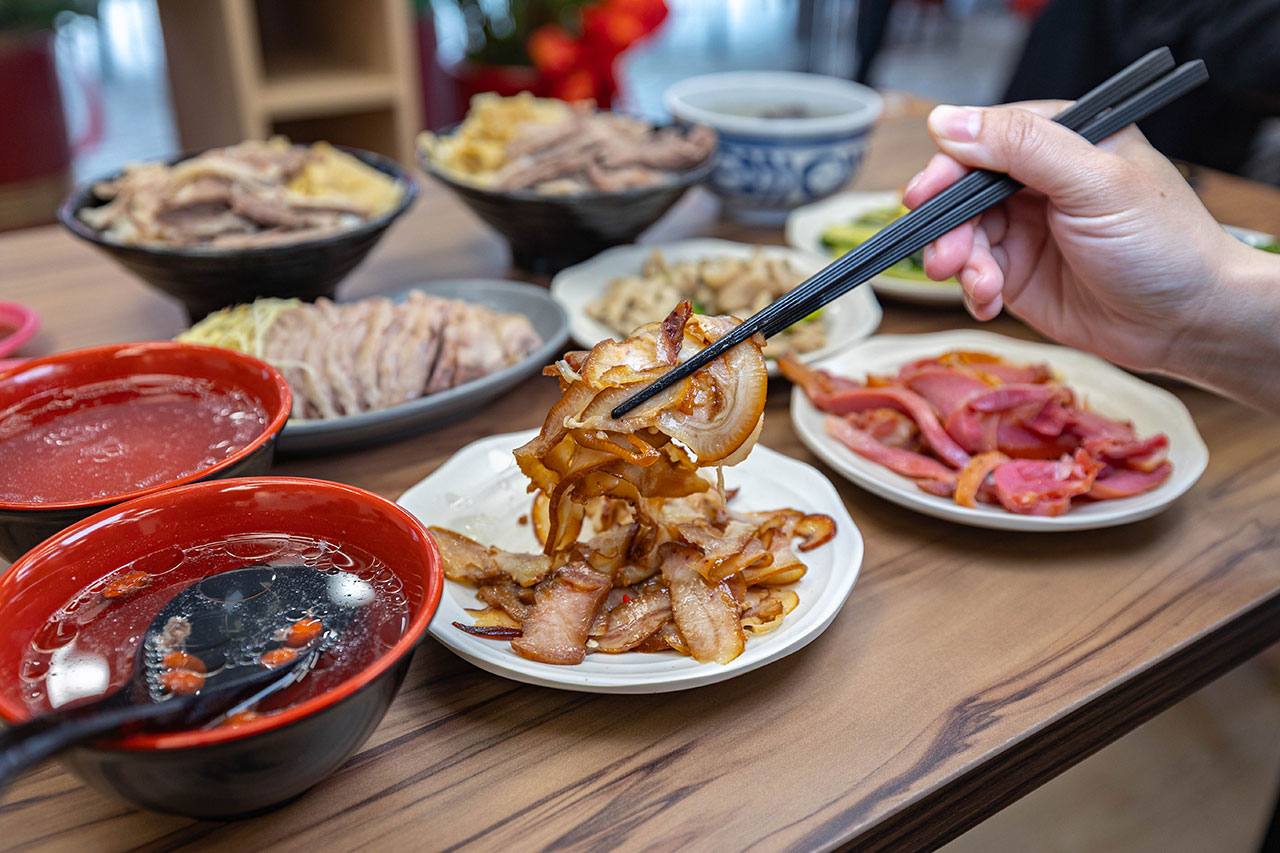 酉金鵝 興大店，最新台中美食報到！開幕期間全店 9 折起，超香無骨鵝肉飯、獨門涼拌小菜一吃上癮，必吃 2026 台中小吃推薦 37