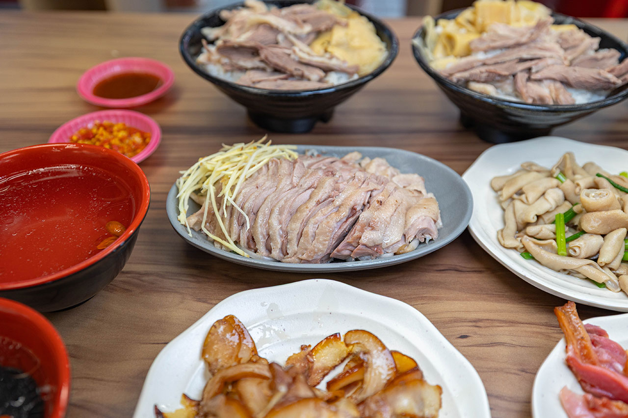 酉金鵝 興大店，最新台中美食報到！開幕期間全店 9 折起，超香無骨鵝肉飯、獨門涼拌小菜一吃上癮，必吃 2026 台中小吃推薦 25