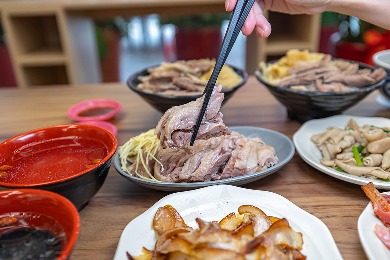 酉金鵝 興大店，最新台中美食報到！開幕期間全店 9 折起，超香無骨鵝肉飯、獨門涼拌小菜一吃上癮，必吃 2026 台中小吃推薦 27