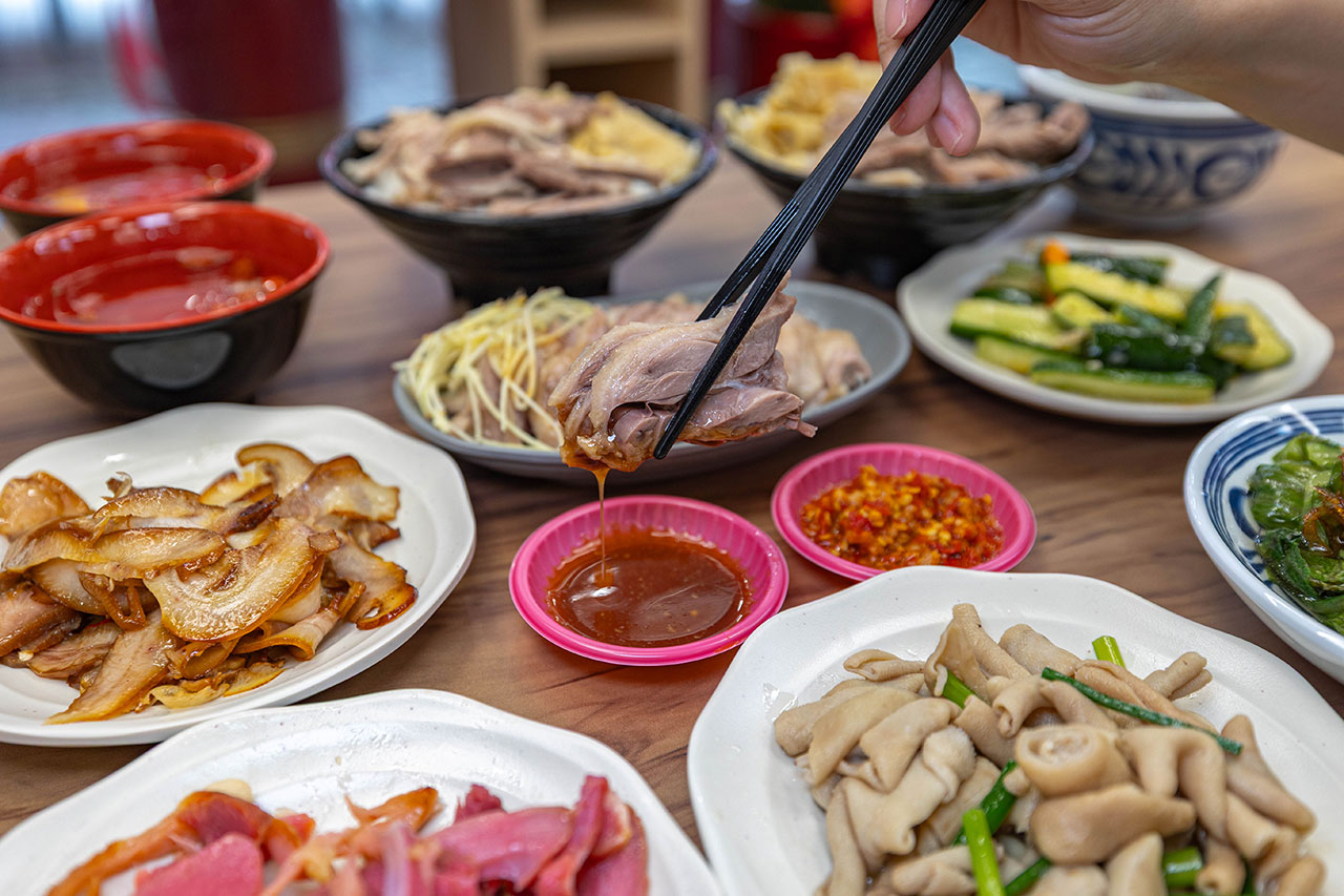 酉金鵝 興大店，最新台中美食報到！開幕期間全店 9 折起，超香無骨鵝肉飯、獨門涼拌小菜一吃上癮，必吃 2026 台中小吃推薦 33