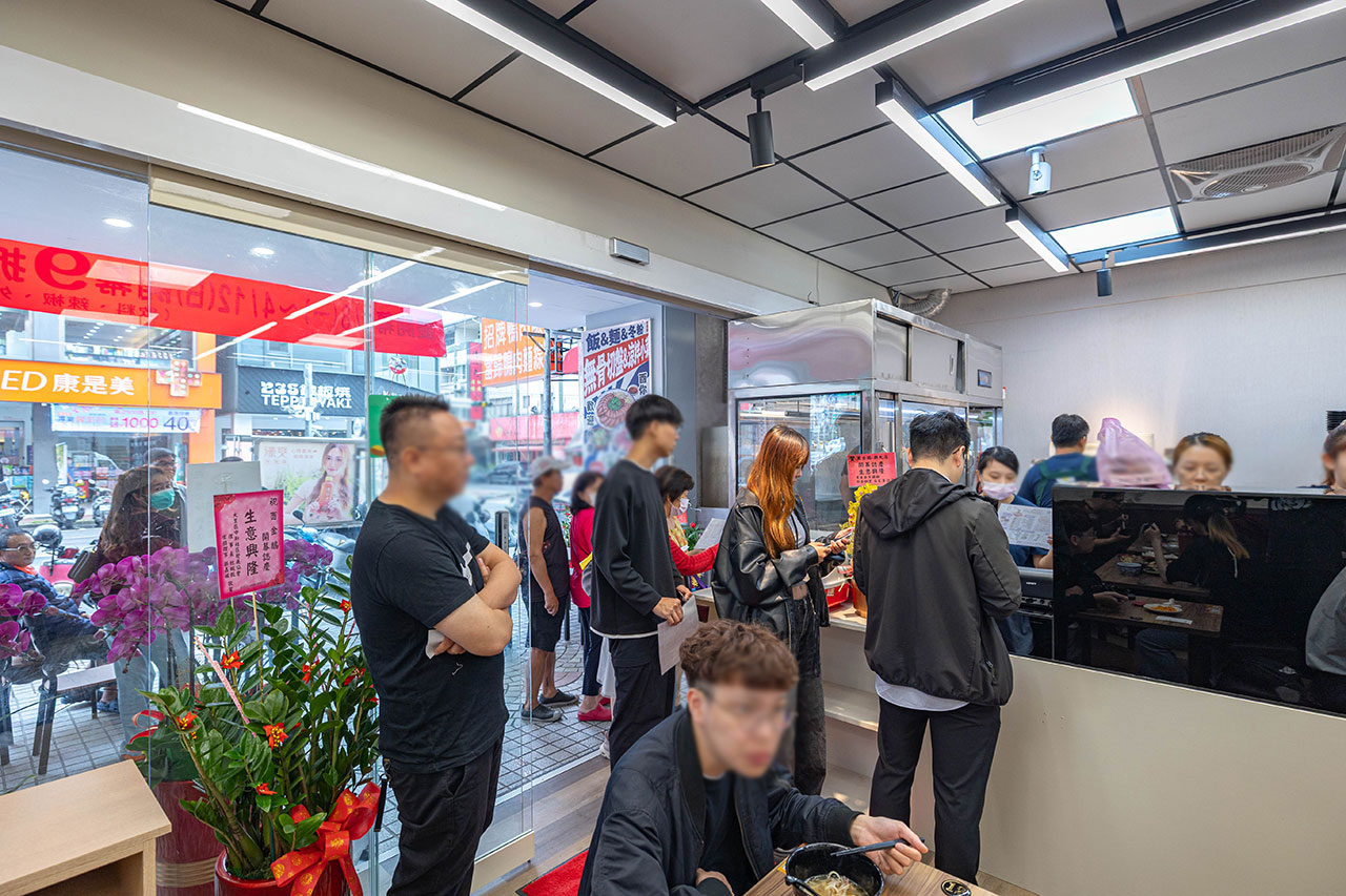 酉金鵝 興大店，最新台中美食報到！開幕期間全店 9 折起，超香無骨鵝肉飯、獨門涼拌小菜一吃上癮，必吃 2026 台中小吃推薦 7