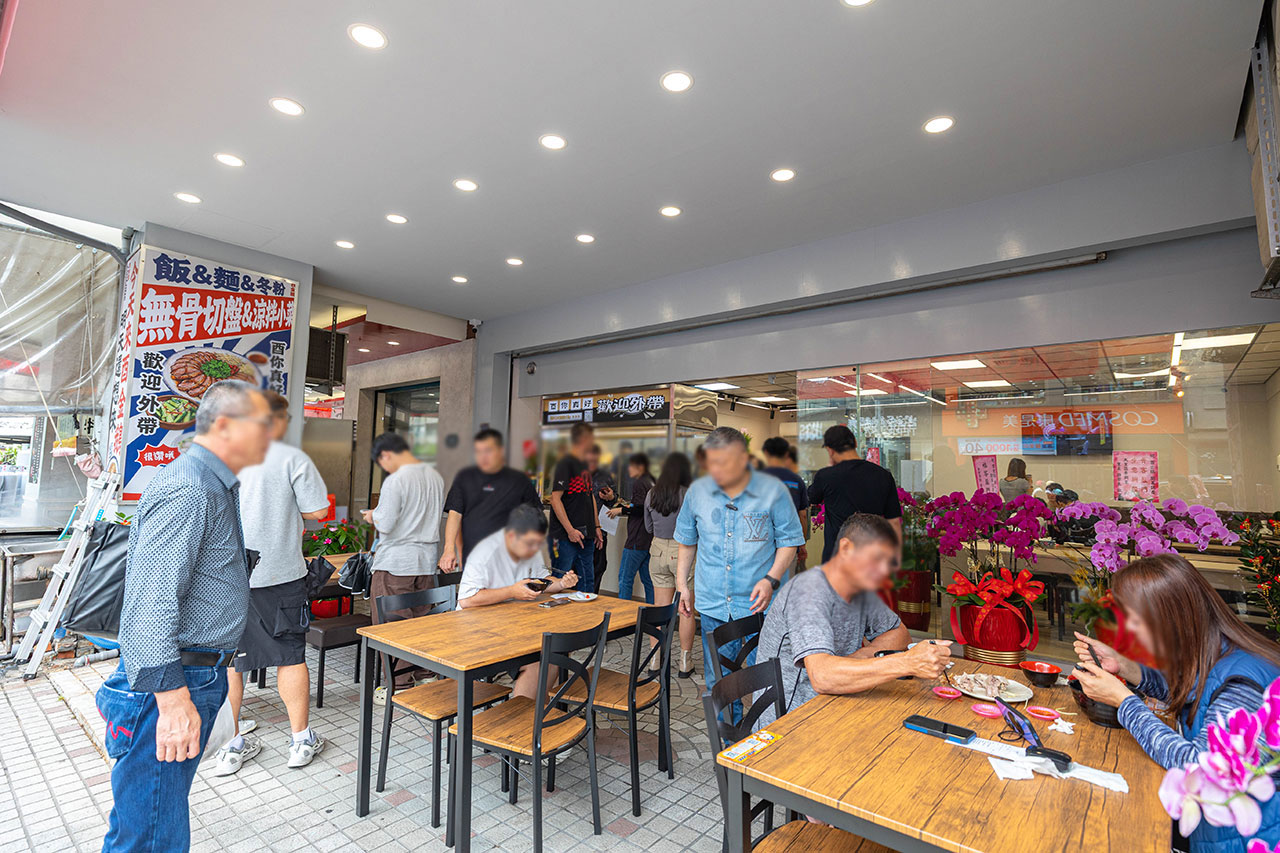 酉金鵝 興大店，最新台中美食報到！開幕期間全店 9 折起，超香無骨鵝肉飯、獨門涼拌小菜一吃上癮，必吃 2026 台中小吃推薦 5