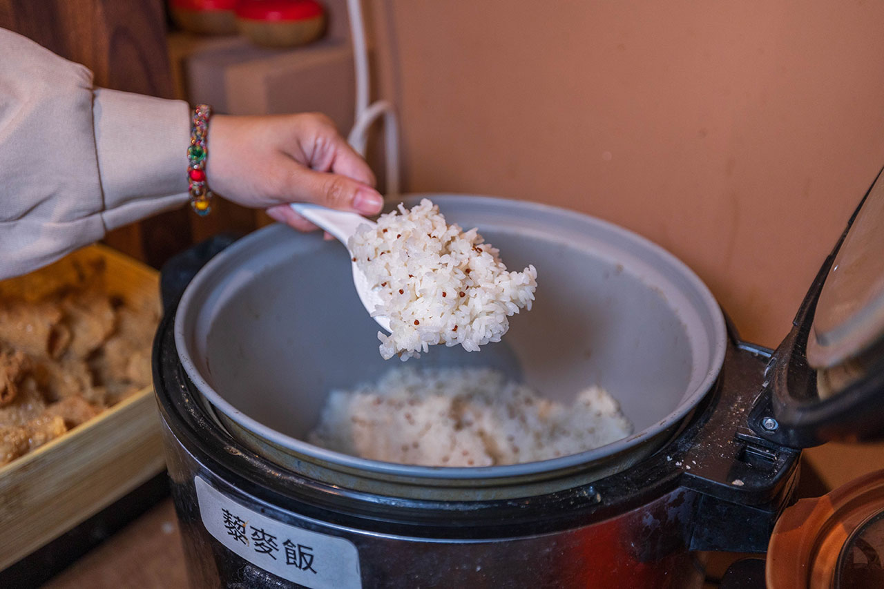 月團圓雞湯鍋 美術園道店｜最新台中吃到飽火鍋40樣以上自助吧，超香皮蛋香菜火鍋一人就能獨享吃到飽，2026台中西區美食推薦 877