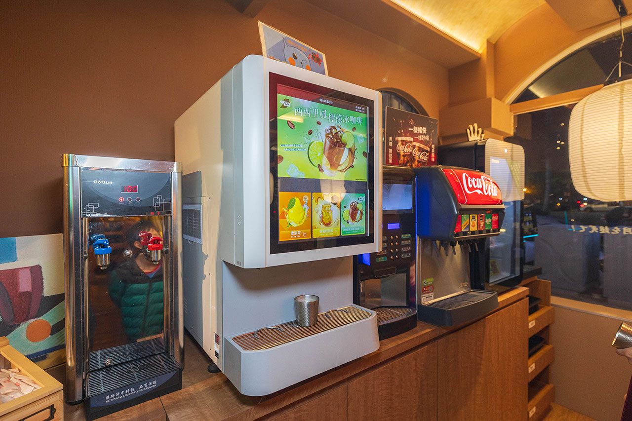 月團圓雞湯鍋 美術園道店｜最新台中吃到飽火鍋40樣以上自助吧，超香皮蛋香菜火鍋一人就能獨享吃到飽，2026台中西區美食推薦 883