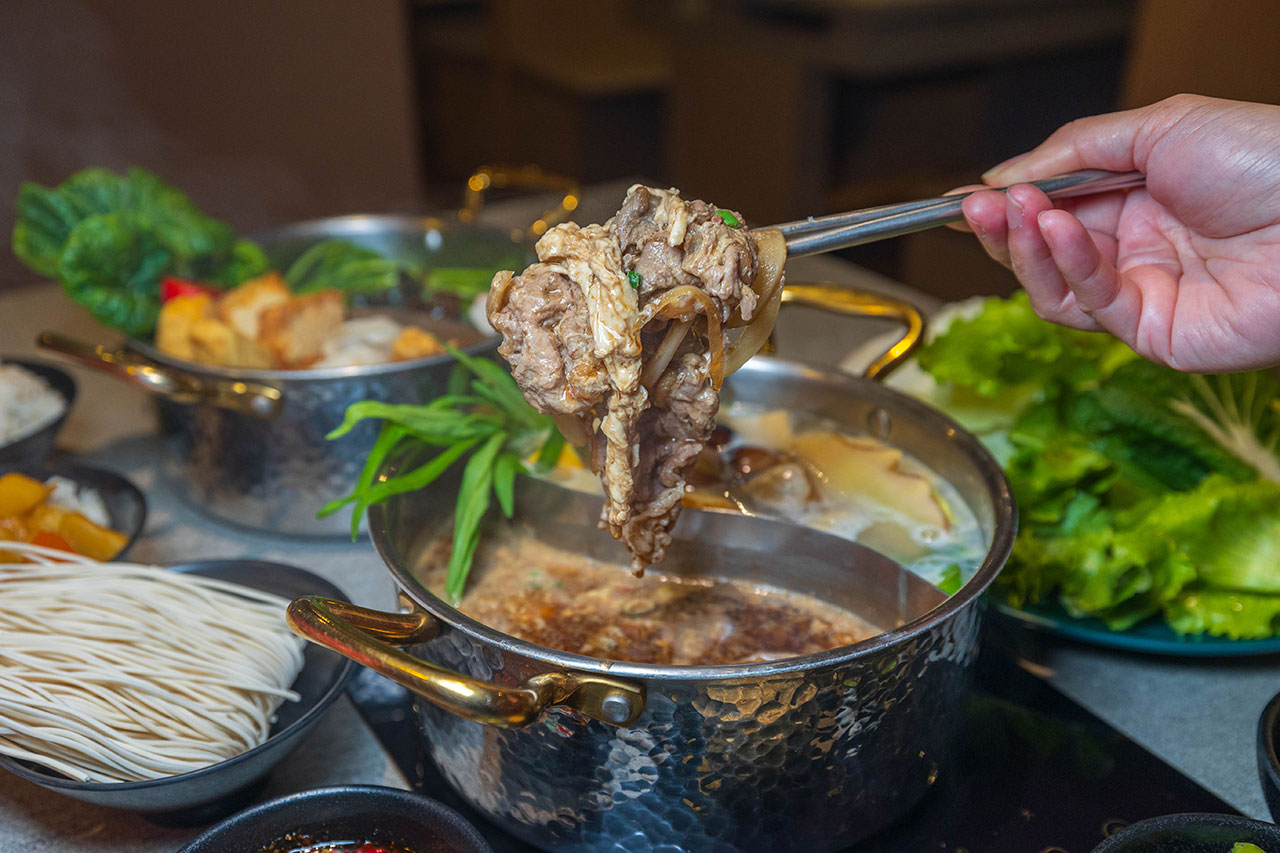 月團圓雞湯鍋 美術園道店|最新台中吃到飽火鍋40樣以上自助吧,超香皮蛋香菜火鍋一人就能獨享吃到飽,2026台中西區美食推薦 930 月團圓雞湯鍋 美術園道店|最新台中吃到飽火鍋40樣以上自助吧,超香皮蛋香菜火鍋一人就能獨享吃到飽,2026台中西區美食推薦 929
