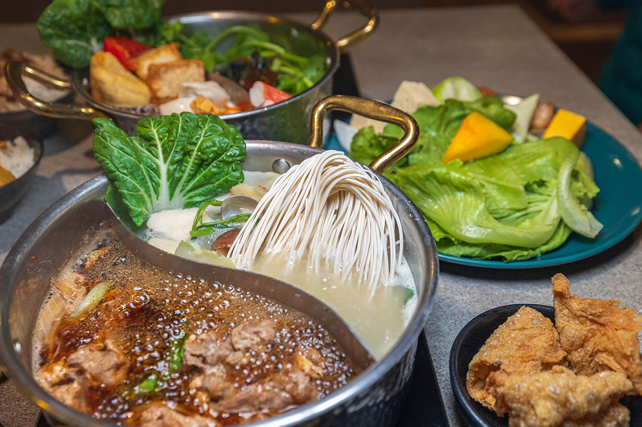 月團圓雞湯鍋 美術園道店|最新台中吃到飽火鍋40樣以上自助吧,超香皮蛋香菜火鍋一人就能獨享吃到飽,2026台中西區美食推薦 932 月團圓雞湯鍋 美術園道店|最新台中吃到飽火鍋40樣以上自助吧,超香皮蛋香菜火鍋一人就能獨享吃到飽,2026台中西區美食推薦 931