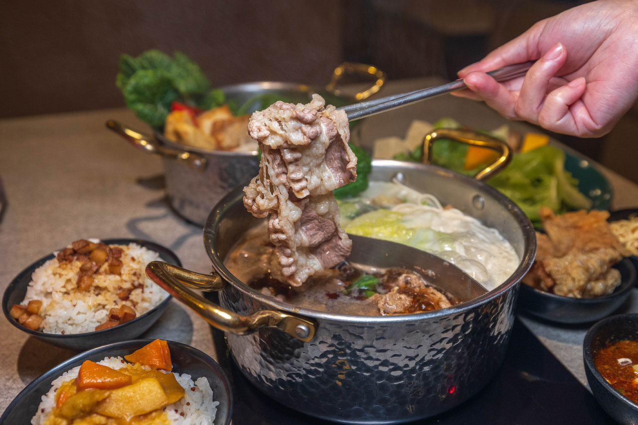 月團圓雞湯鍋 美術園道店|最新台中吃到飽火鍋40樣以上自助吧,超香皮蛋香菜火鍋一人就能獨享吃到飽,2026台中西區美食推薦 920 月團圓雞湯鍋 美術園道店|最新台中吃到飽火鍋40樣以上自助吧,超香皮蛋香菜火鍋一人就能獨享吃到飽,2026台中西區美食推薦 919